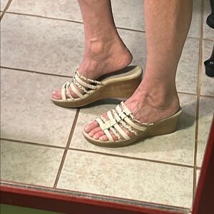 Women’s Croft & Barrow Cream straps gold and Brown Wedge Sandals size 7 1/2